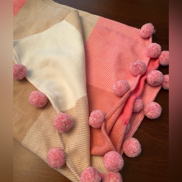 Gorgeous soft and warm shawl/wide scarf - Picture 3 of 6